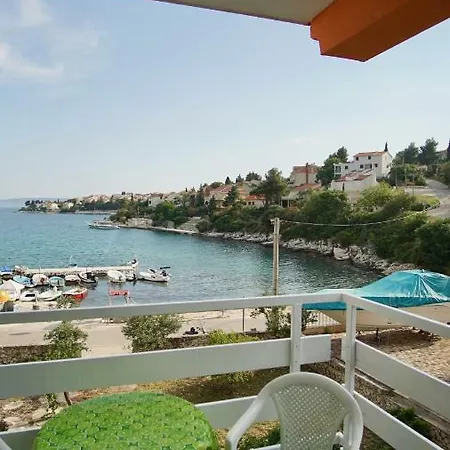 Apartmani Laura Trogir Exterior photo
