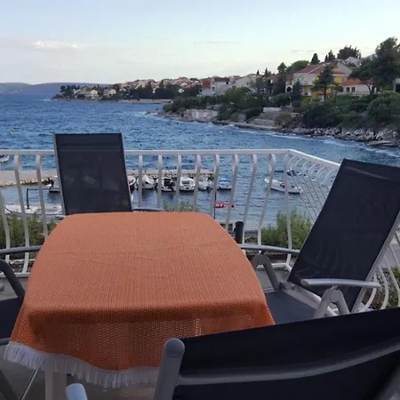 Apartmani Laura Trogir Exterior photo
